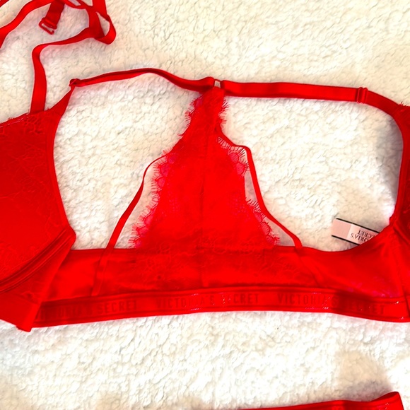 Victoria's Secret Front Close Strappy Back Lace Bra & Cheeky Set - Picture 2 of 9